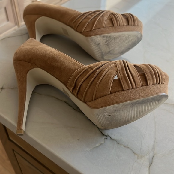 Tan high heeled shoe - Picture 4 of 4